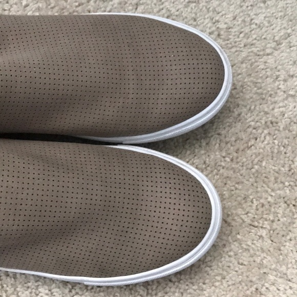 Steve Madden Slip On Tan Shoes - Picture 3 of 8